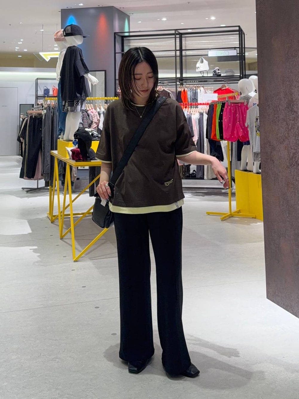 ブラック系のショルダーバッグ、ブラウン系のTシャツ/カットソー、ブラック系のその他パンツを着用したレディースの夏コーディネートの1枚目の写真