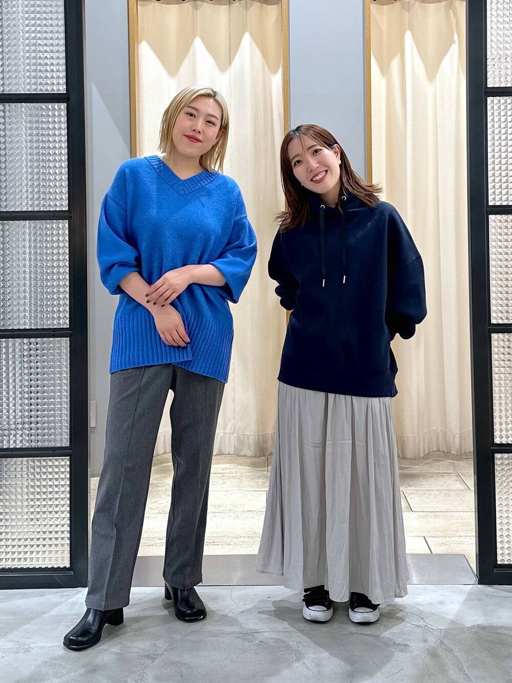 グレー系のその他パンツ、ホワイト系のその他パンツ、ブラック系のブーツを着用したレディースの冬コーディネートの1枚目の写真