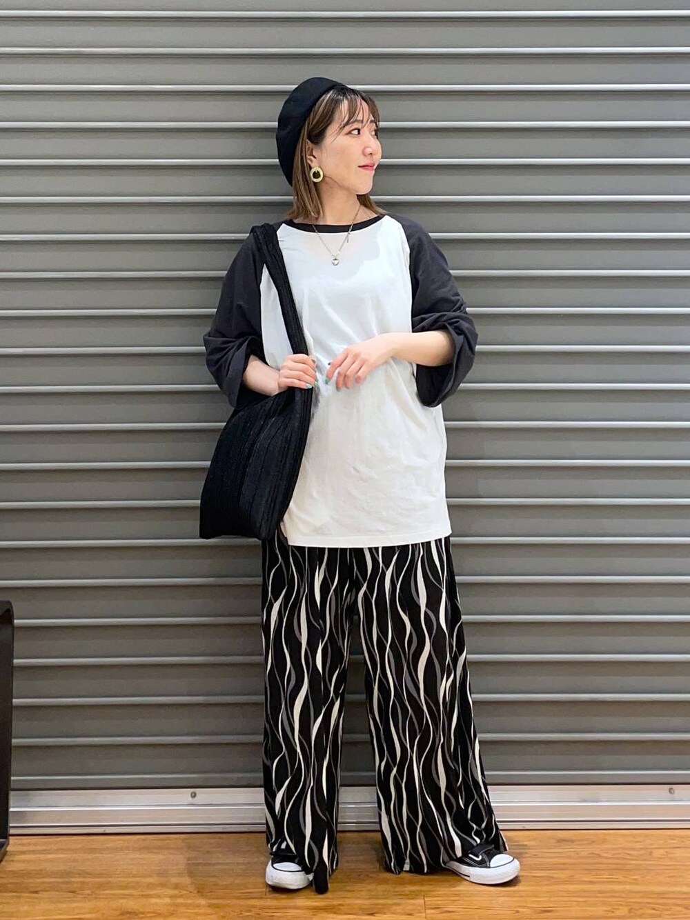 ブラック系のショルダーバッグ、ブラック系のその他パンツ、ブラック系のTシャツ/カットソーを着用したレディースの春コーディネートの1枚目の写真