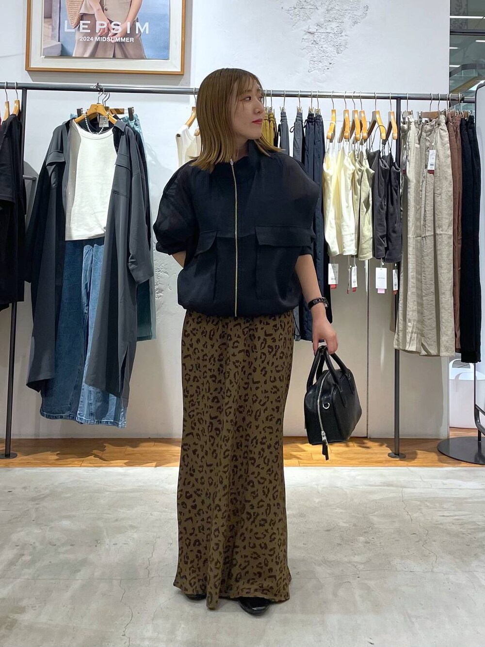 その他のスカート、ブラック系のブルゾン、ブラック系のパンプスを着用したレディースの夏コーディネートの1枚目の写真