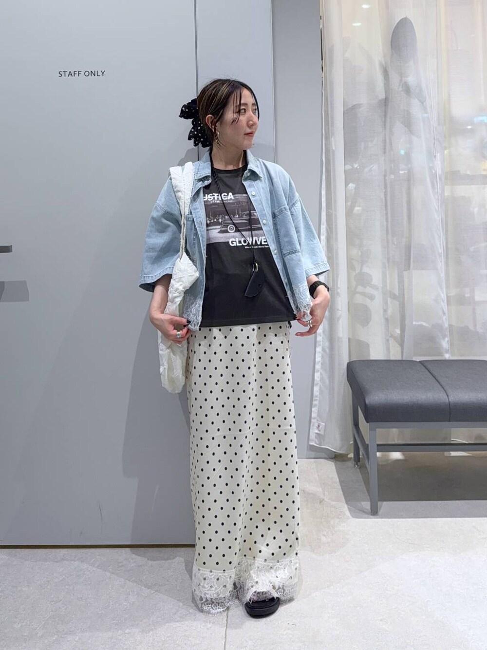 グレー系のTシャツ/カットソー、ホワイト系のサンダル、ベージュ系のトートバッグを着用したレディースの春コーディネートの1枚目の写真