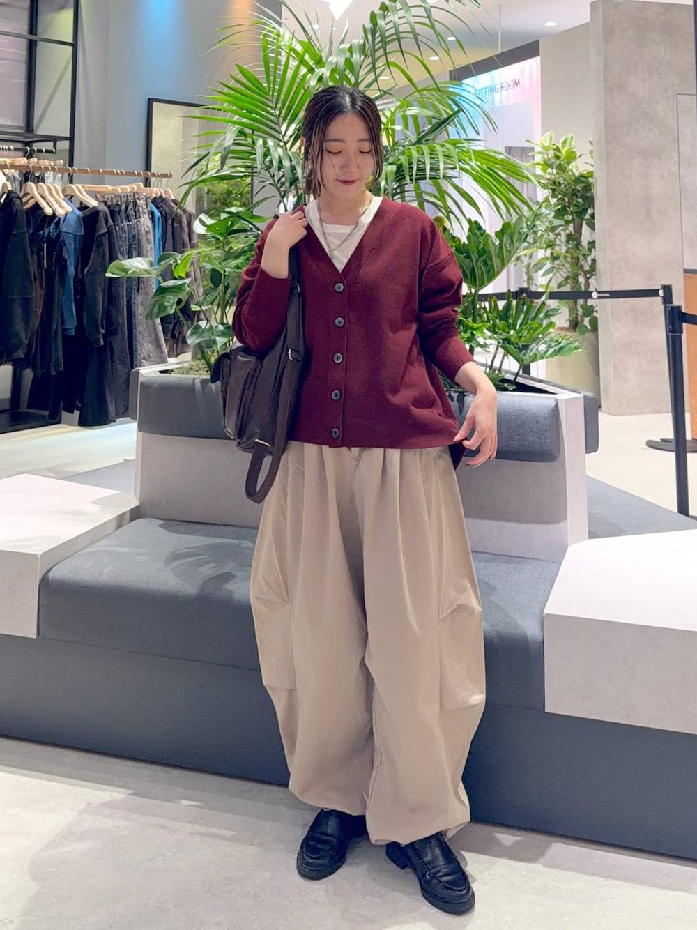 ホワイト系のTシャツ/カットソー、ブラウン系のバックパック/リュック、ベージュ系のその他パンツを着用したレディースの秋コーディネートの1枚目の写真