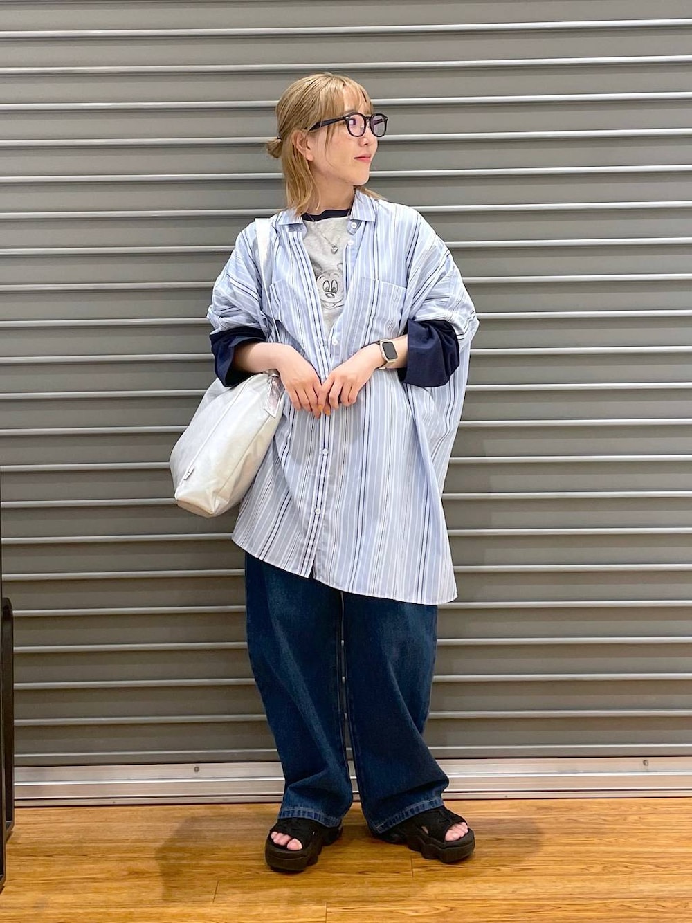 ブルー系のTシャツ/カットソー、ブルー系のデニムパンツ、ブルー系のチュニックを着用したレディースの春コーディネートの1枚目の写真