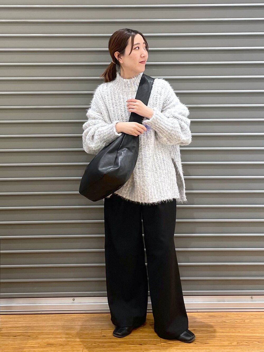 ブラック系のショルダーバッグ、ブラック系のその他パンツ、ホワイト系のマタニティウェア/グッズを着用したレディースの冬コーディネートの1枚目の写真