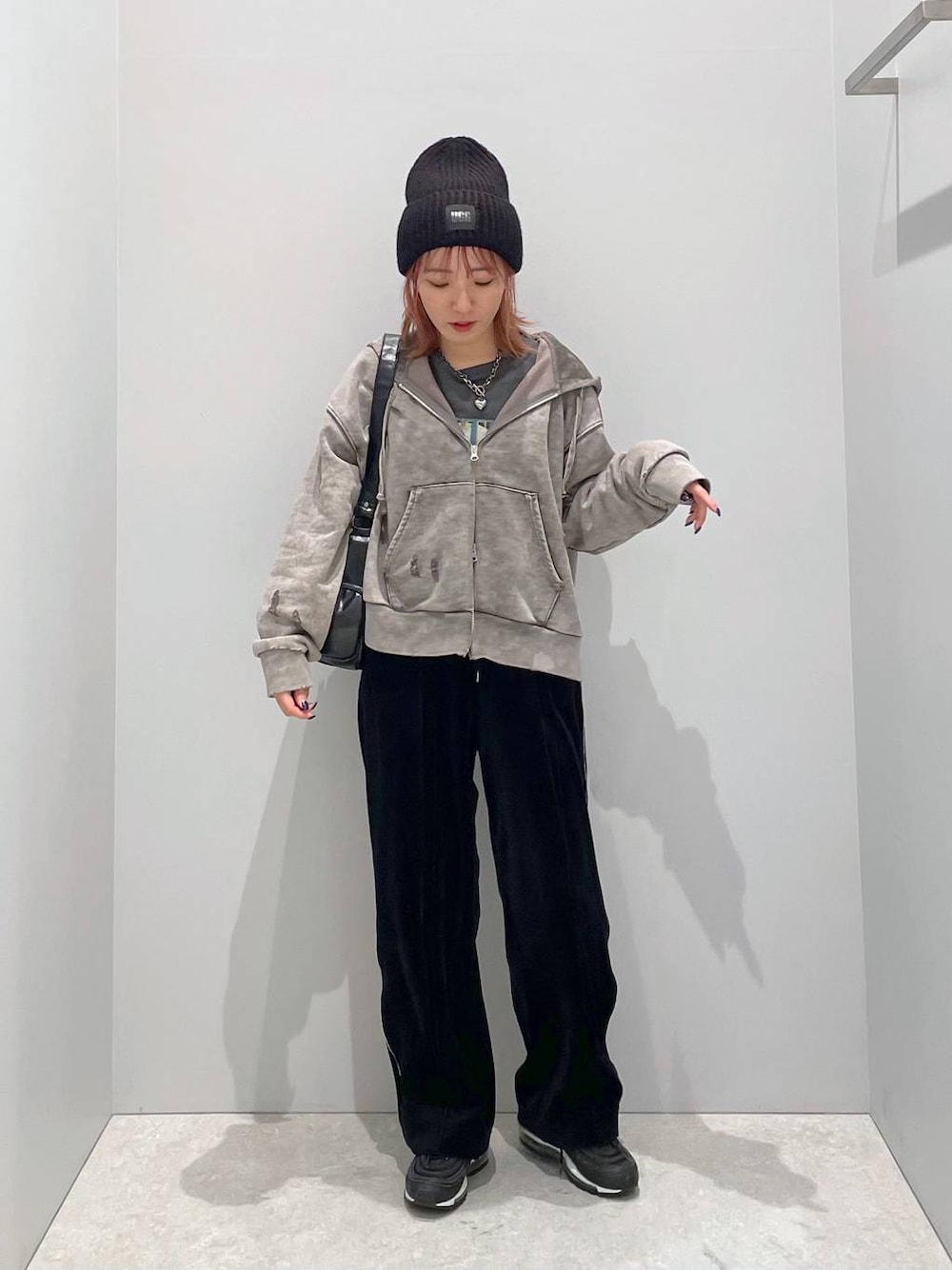 hari出品ページ JEANASIS（ジーナシス）の「Fadeクラッシュミドルフーディ