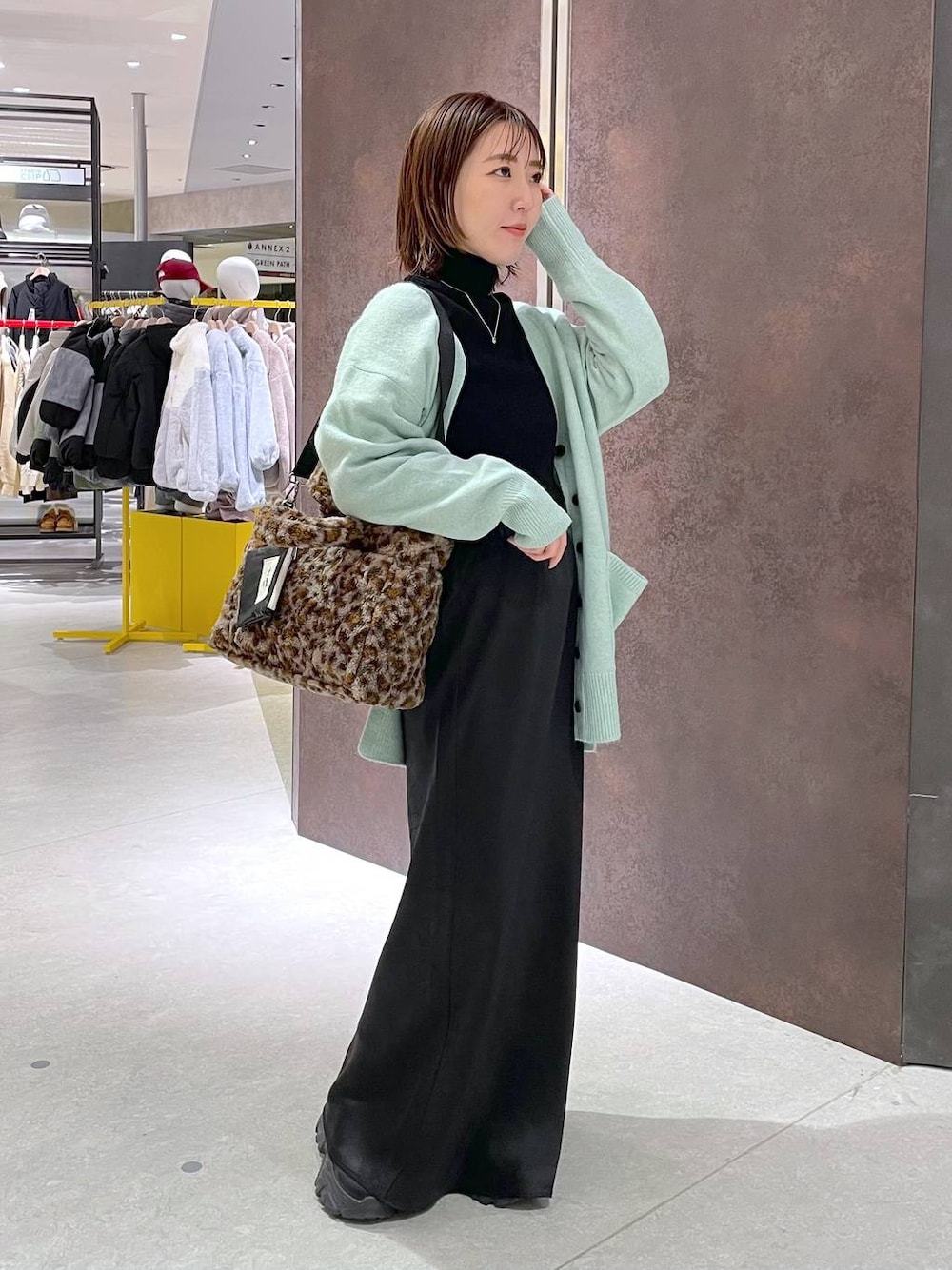 ブラック系のスカート、ブラック系のニット/セーター、その他のトートバッグを着用したレディースの冬コーディネートの1枚目の写真