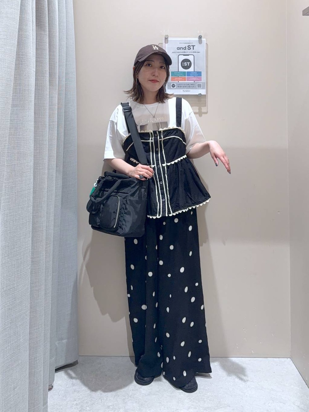 ブラック系のその他パンツ、ブラック系のトートバッグ、ホワイト系のTシャツ/カットソーを着用したレディースの夏コーディネートの1枚目の写真