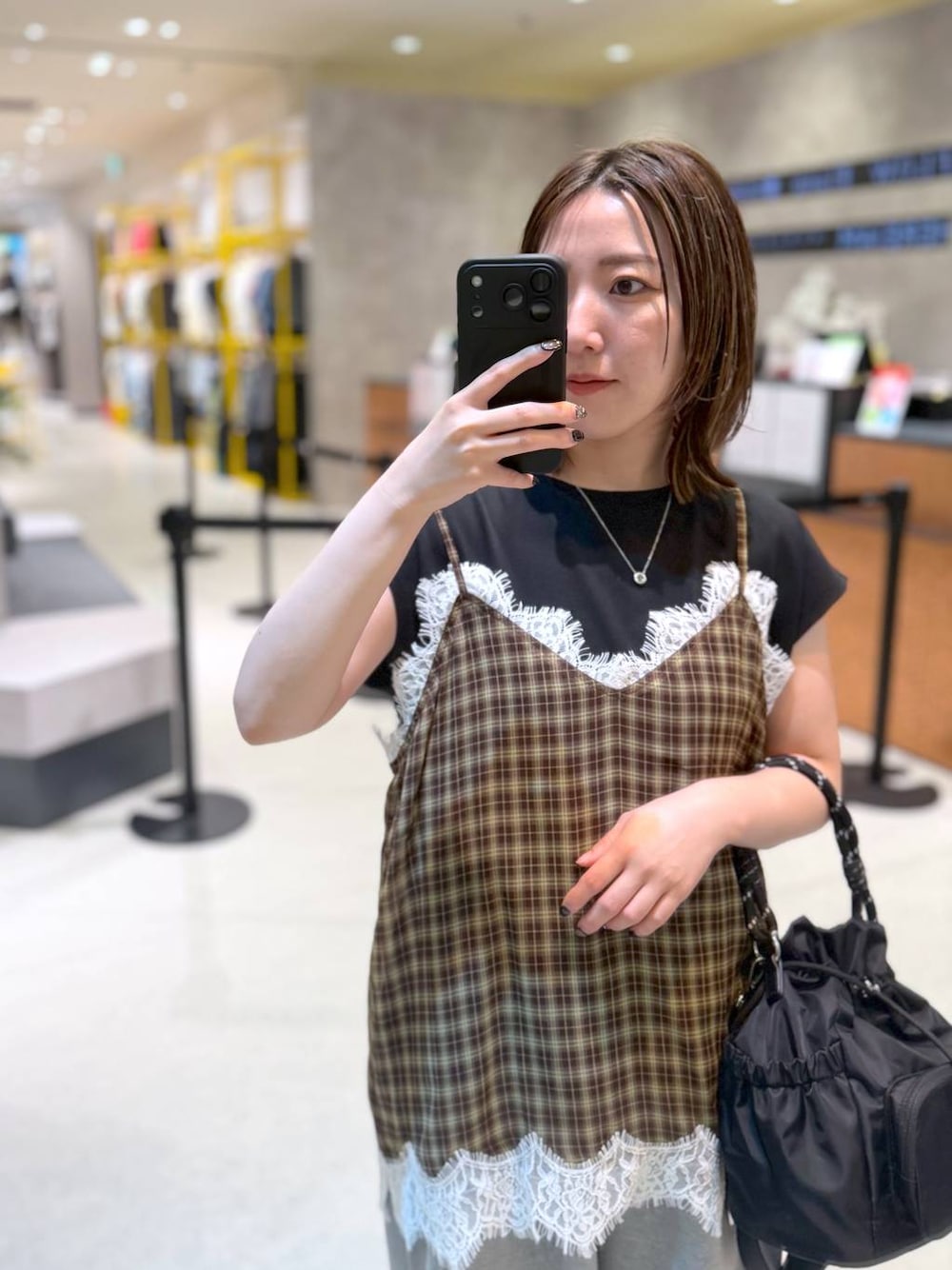 ブラック系のTシャツ/カットソー、グレー系のスウェットパンツ、ブラウン系のキャミソールを着用したレディースの夏コーディネートの1枚目の写真