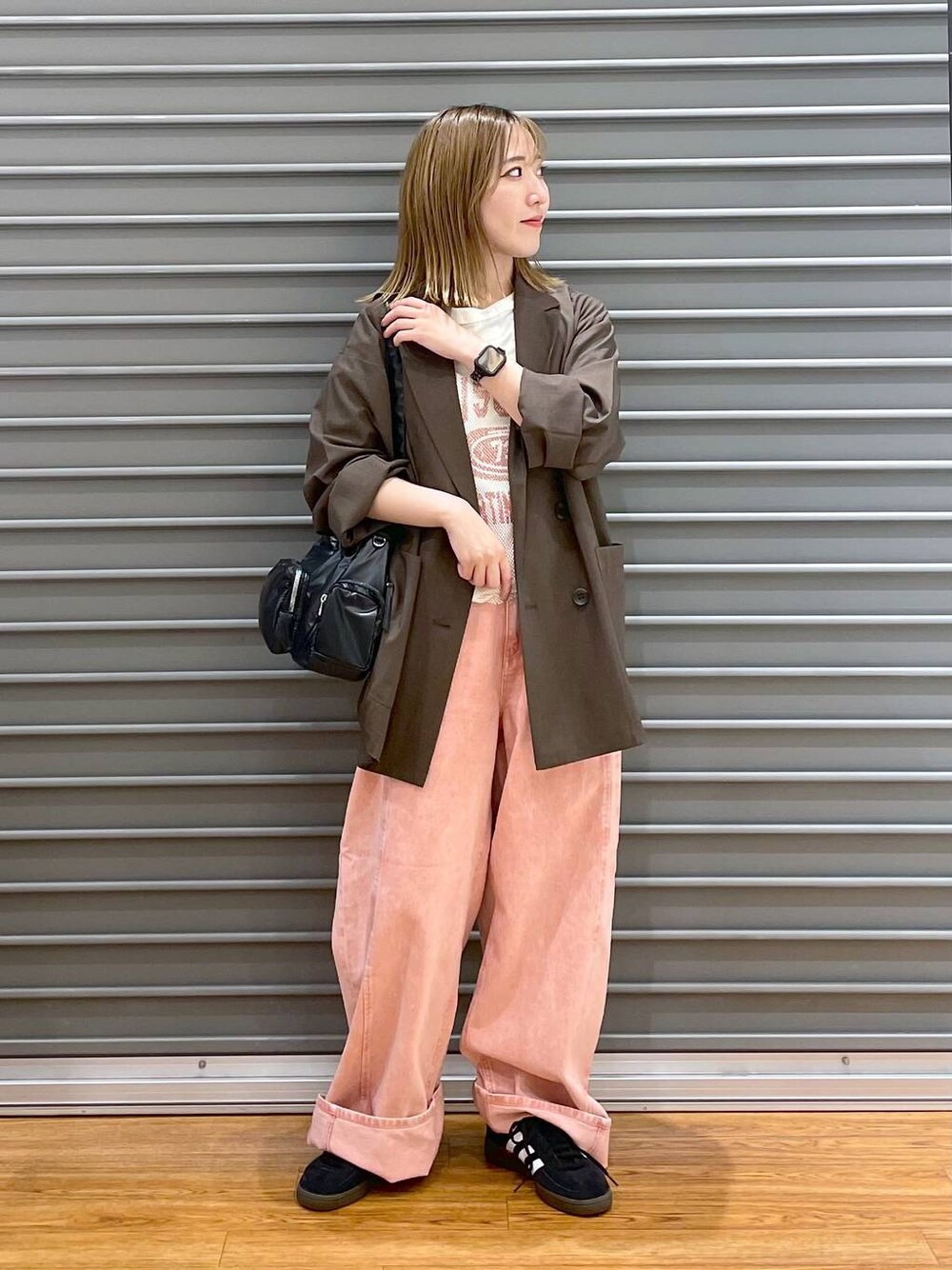ホワイト系のTシャツ/カットソー、ブラック系のショルダーバッグ、ピンク系のデニムパンツを着用したレディースの夏コーディネートの1枚目の写真