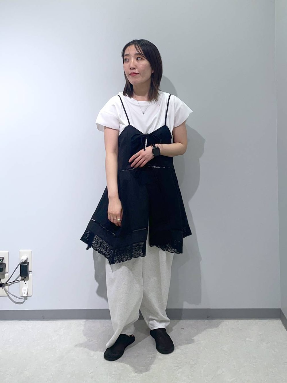 「ベーシック/シンプル、高見え、低身長、カジュアル、ゆったり、モノトーン、シンプルコーデ、大人カジュアル、きれいめカジュアル」｜「LOWRYS FARMのカットイージーコクーンパンツ２ 491345（デニムパンツ、グレー系）」を使った、manaさん（レディース・153cm）の夏コーディネートの1枚目の写真
