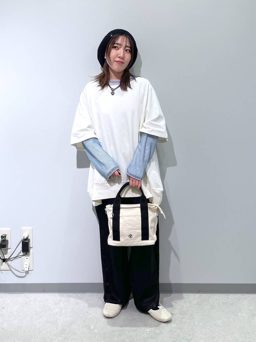 「低身長、カジュアル、ベーシック/シンプル、体型カバー、高見え、ゆったり、LEPSIM」｜「GLOBAL WORKの3ROOM2WAYキャンバストート/286161（トートバッグ、ホワイト系）」を使った、manaさん（レディース・153cm）の春コーディネートの1枚目の写真