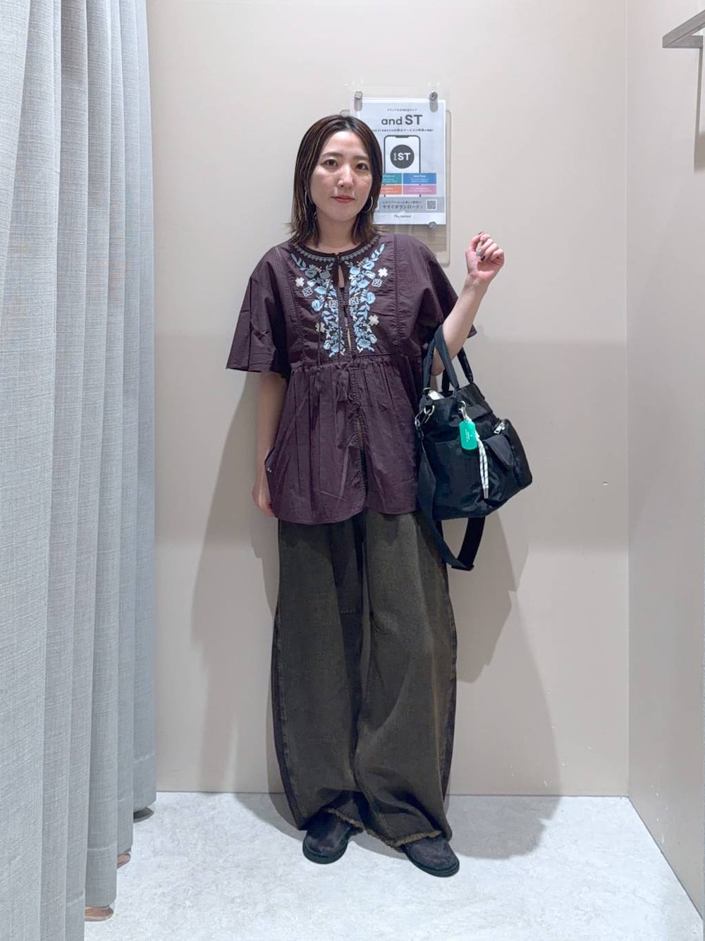 ブラック系のトートバッグ、ブラウン系のシャツ/ブラウス、ブラウン系のデニムパンツを着用したレディースの夏コーディネートの1枚目の写真