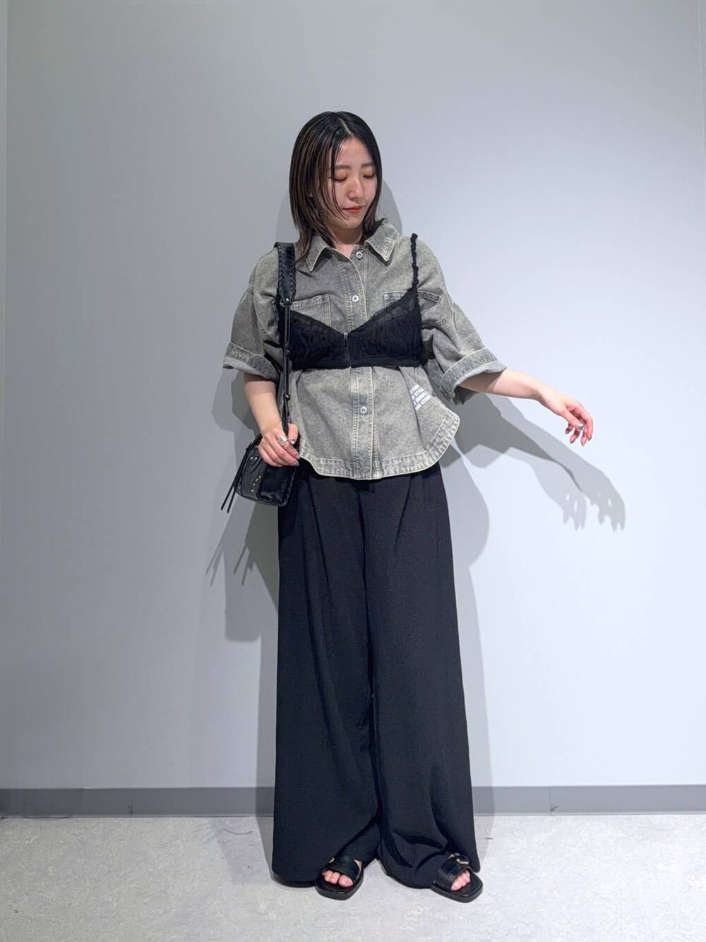 ブラック系のその他パンツ、ブラック系のキャミソール、グリーン系のシャツ/ブラウスを着用したレディースの夏コーディネートの1枚目の写真