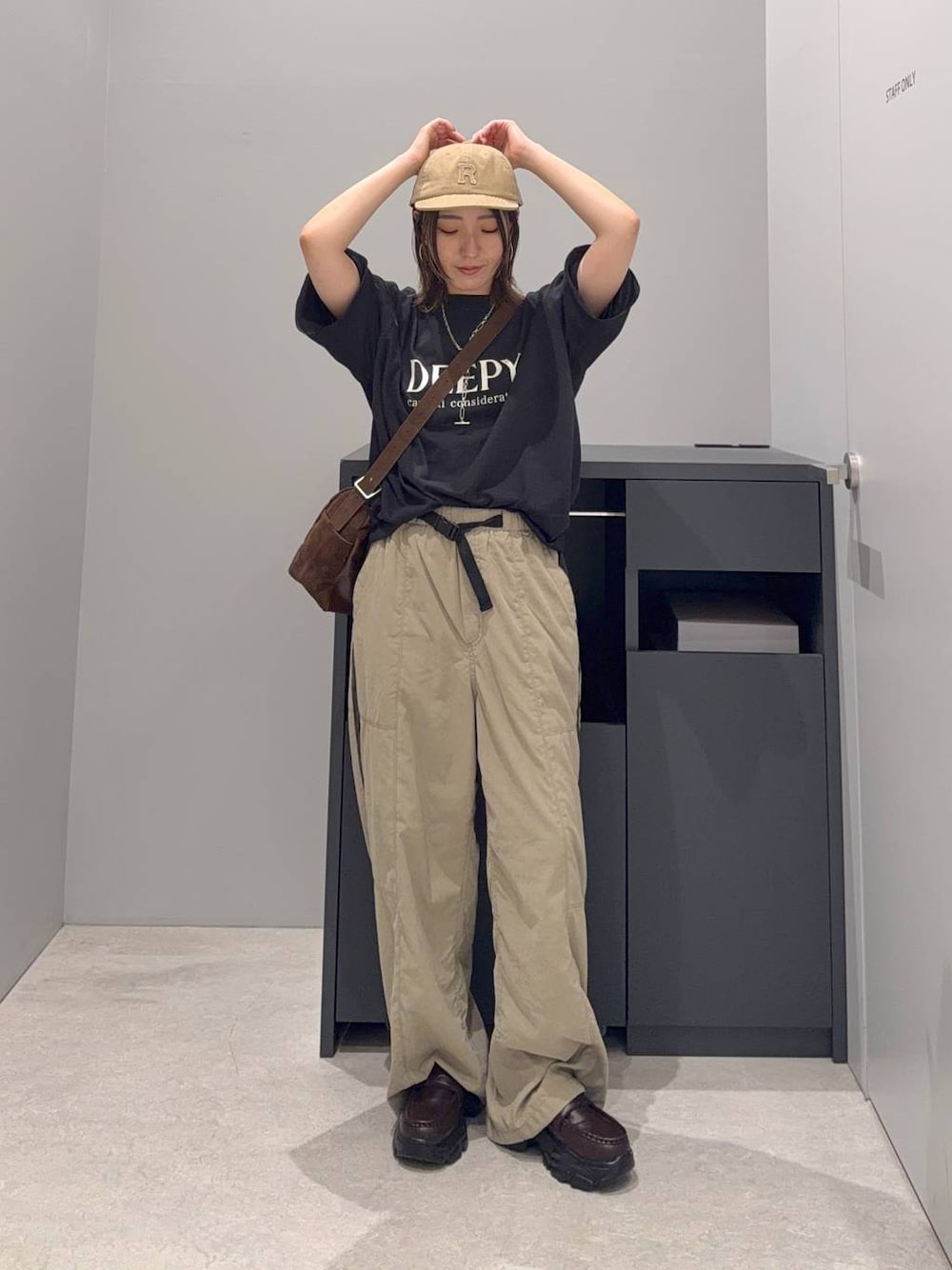ブラック系のTシャツ/カットソー、ブラウン系のローファー、ブラウン系のその他パンツを着用したレディースの夏コーディネートの1枚目の写真