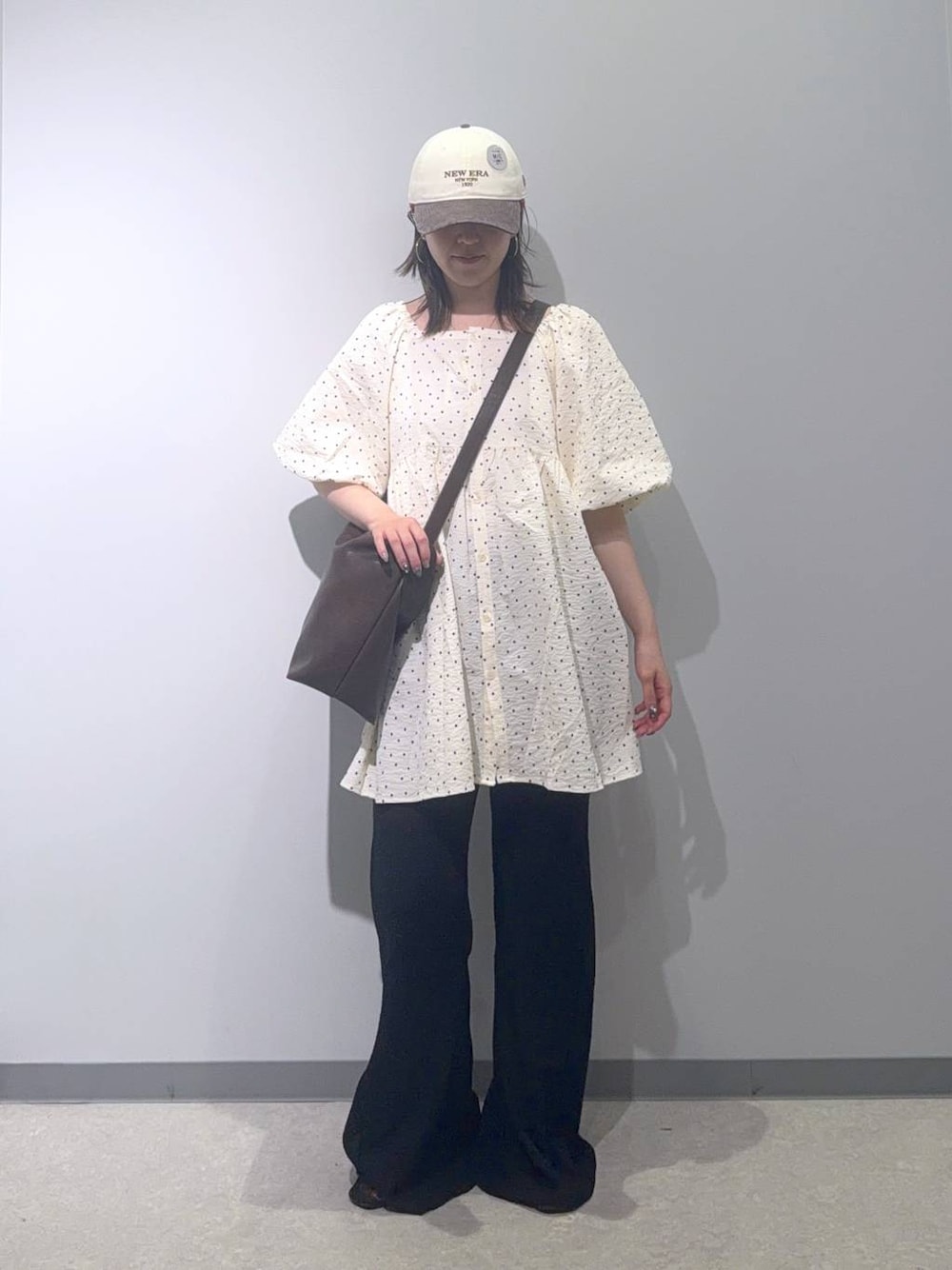 ブラック系のその他パンツ、ブラウン系のショルダーバッグ、その他のシャツ/ブラウスを着用したレディースの夏コーディネートの1枚目の写真