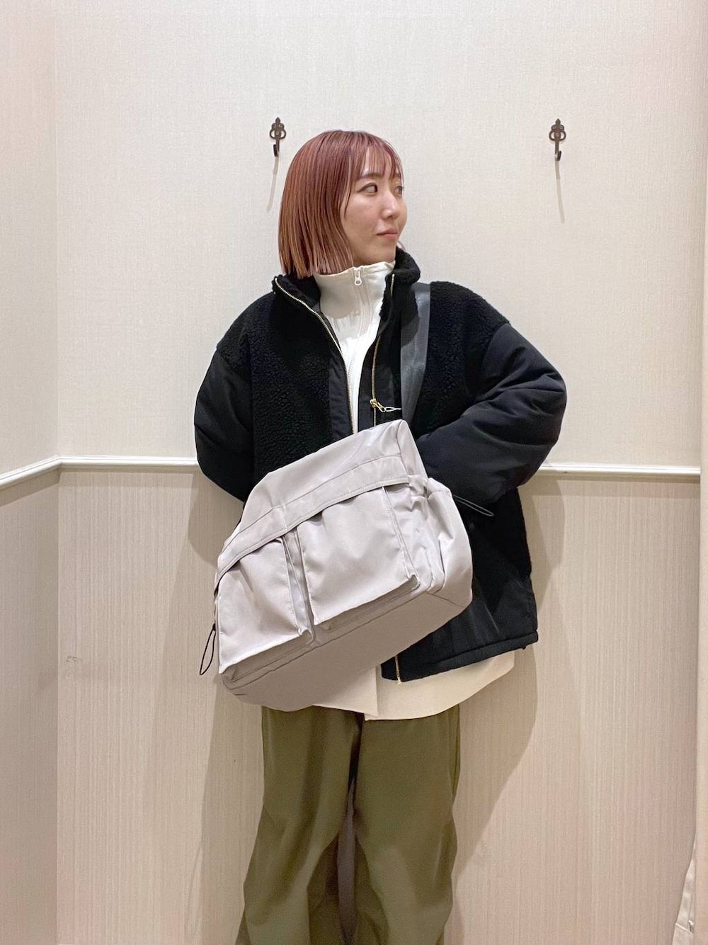 ホワイト系のTシャツ/カットソー、ブラック系のその他アウター、グリーン系のその他パンツを着用したレディースの冬コーディネートの1枚目の写真