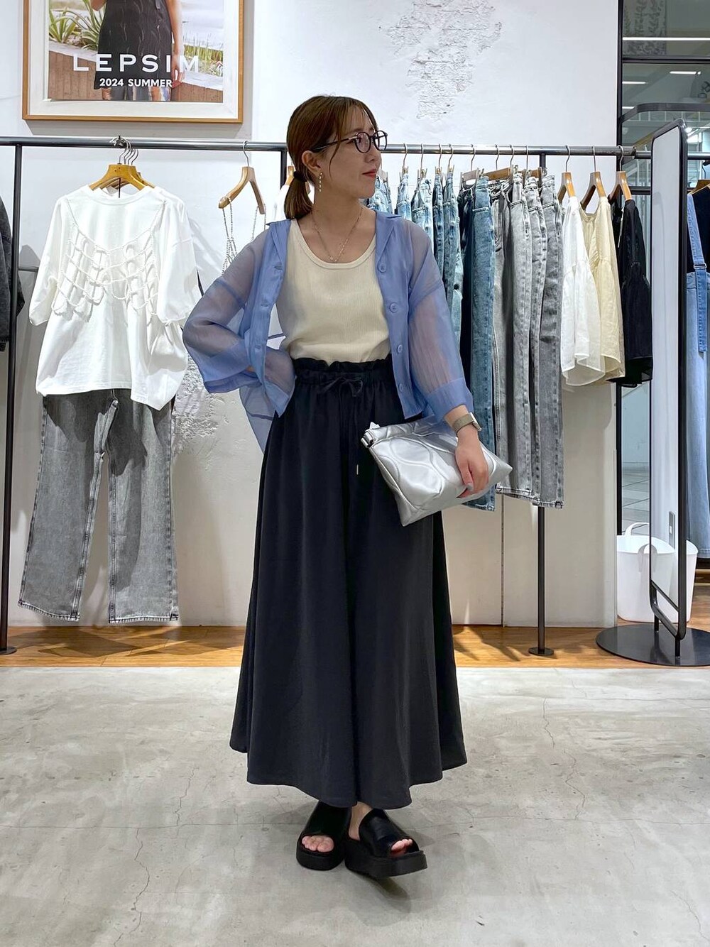 グレー系のその他パンツ、ブルー系のシャツ/ブラウス、ブラック系のサンダルを着用したレディースの夏コーディネートの1枚目の写真