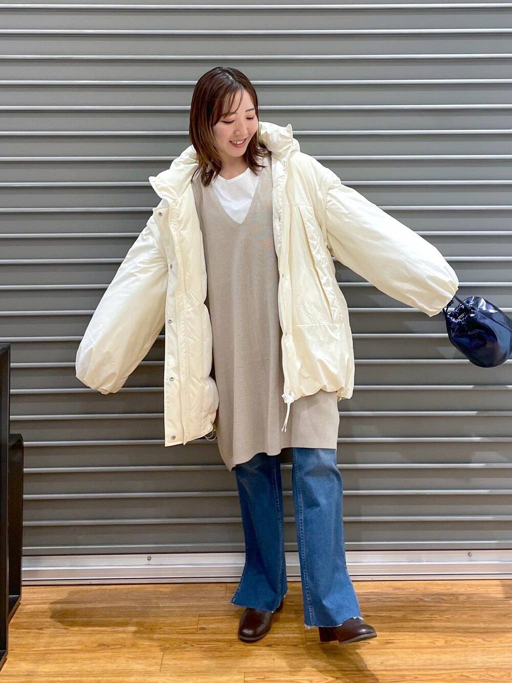 ベージュ系のチュニック、ホワイト系のTシャツ/カットソー、ホワイト系のその他アウターを着用したレディースの冬コーディネートの1枚目の写真