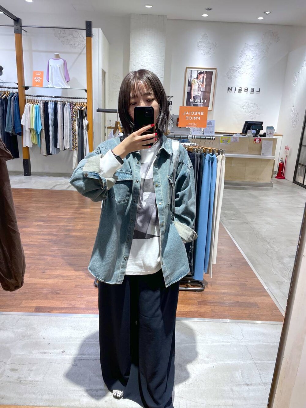 ブルー系のシャツ/ブラウス、ホワイト系のTシャツ/カットソー、ホワイト系のパンプスを着用したレディースの秋コーディネートの1枚目の写真