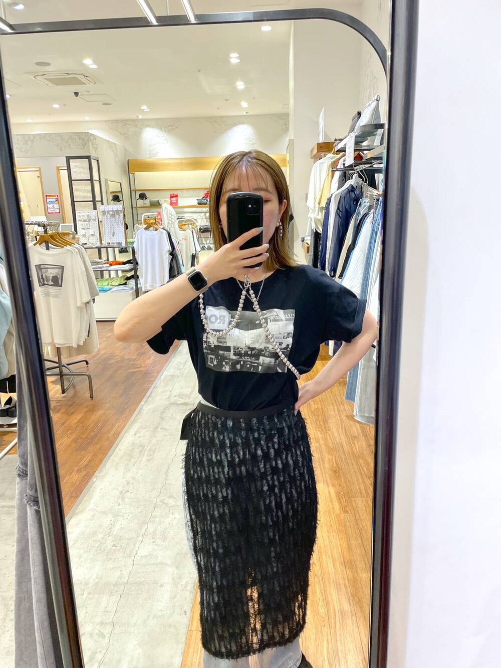 ブラック系のTシャツ/カットソー、ブルー系のデニムパンツ、ブラック系のスカートを着用したレディースの夏コーディネートの1枚目の写真