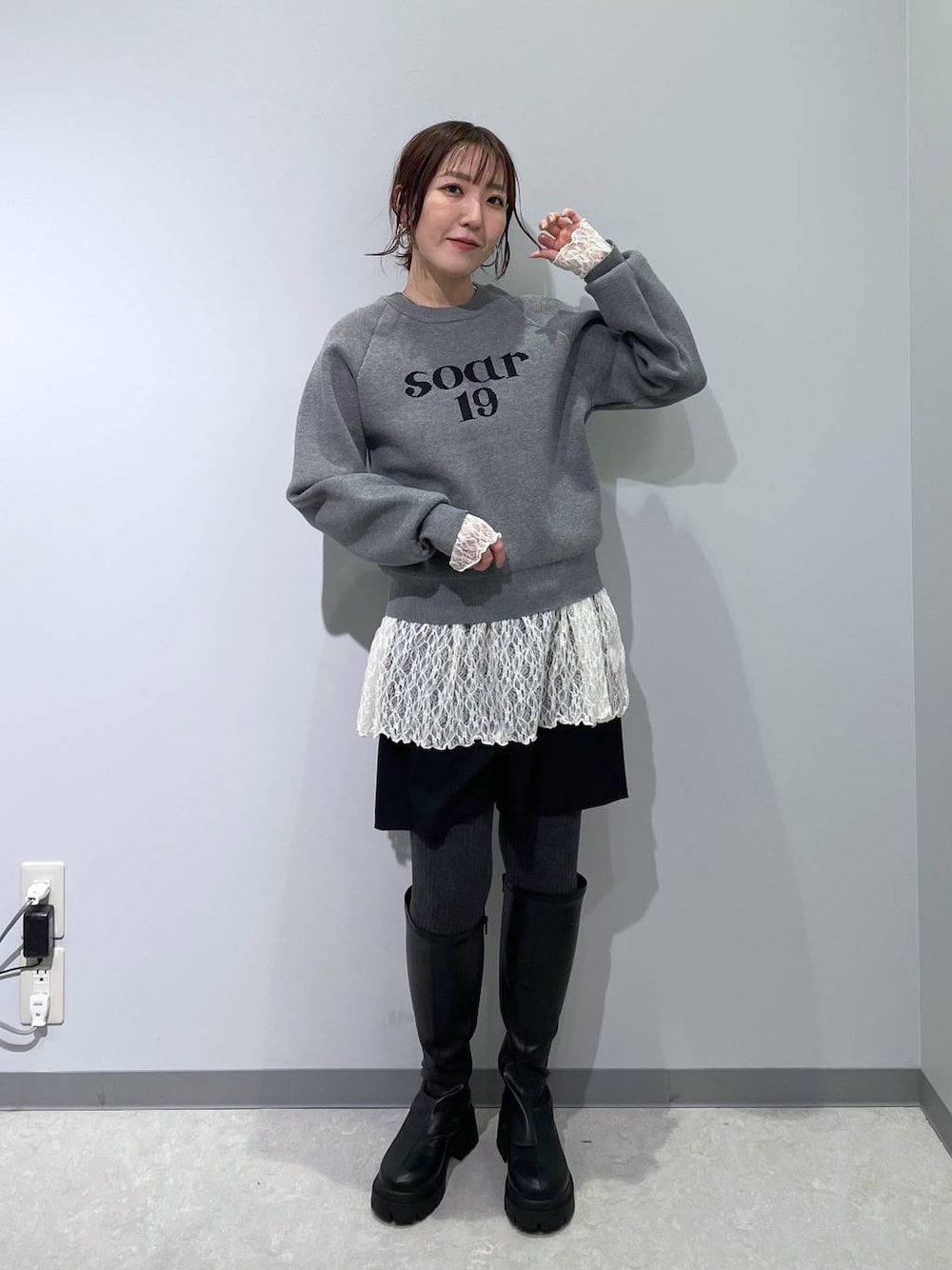 ブラック系のブーツ、ブラック系のその他パンツ、グレー系のニット/セーターを着用したレディースの冬コーディネートの1枚目の写真