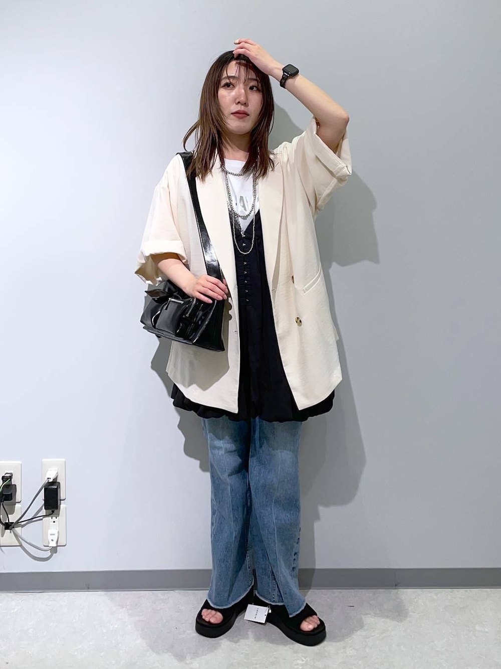 「低身長、シンプルコーデ、大人カジュアル、カジュアル、ベーシック/シンプル、高見え、ゆったり、モノトーン、きれいめカジュアル」｜「GLOBAL WORKのリッチクリーンプリントT半袖/147640（Tシャツ/カットソー、ホワイト系）」を使った、manaさん（レディース・153cm）の春コーディネートの1枚目の写真
