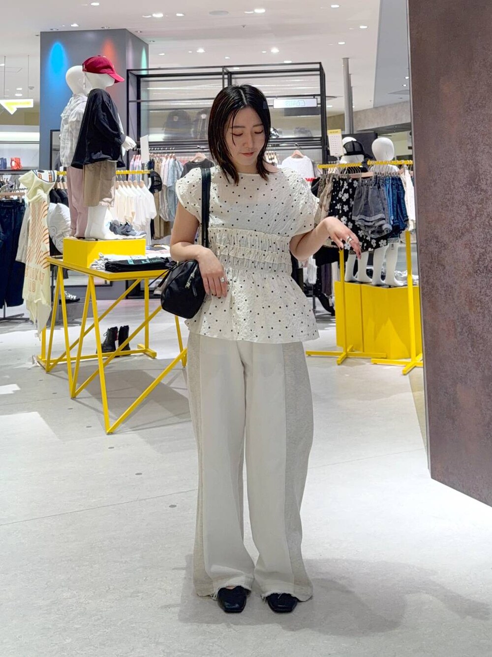 ホワイト系のデニムパンツ、ブラック系のショルダーバッグ、その他のシャツ/ブラウスを着用したレディースの夏コーディネートの1枚目の写真