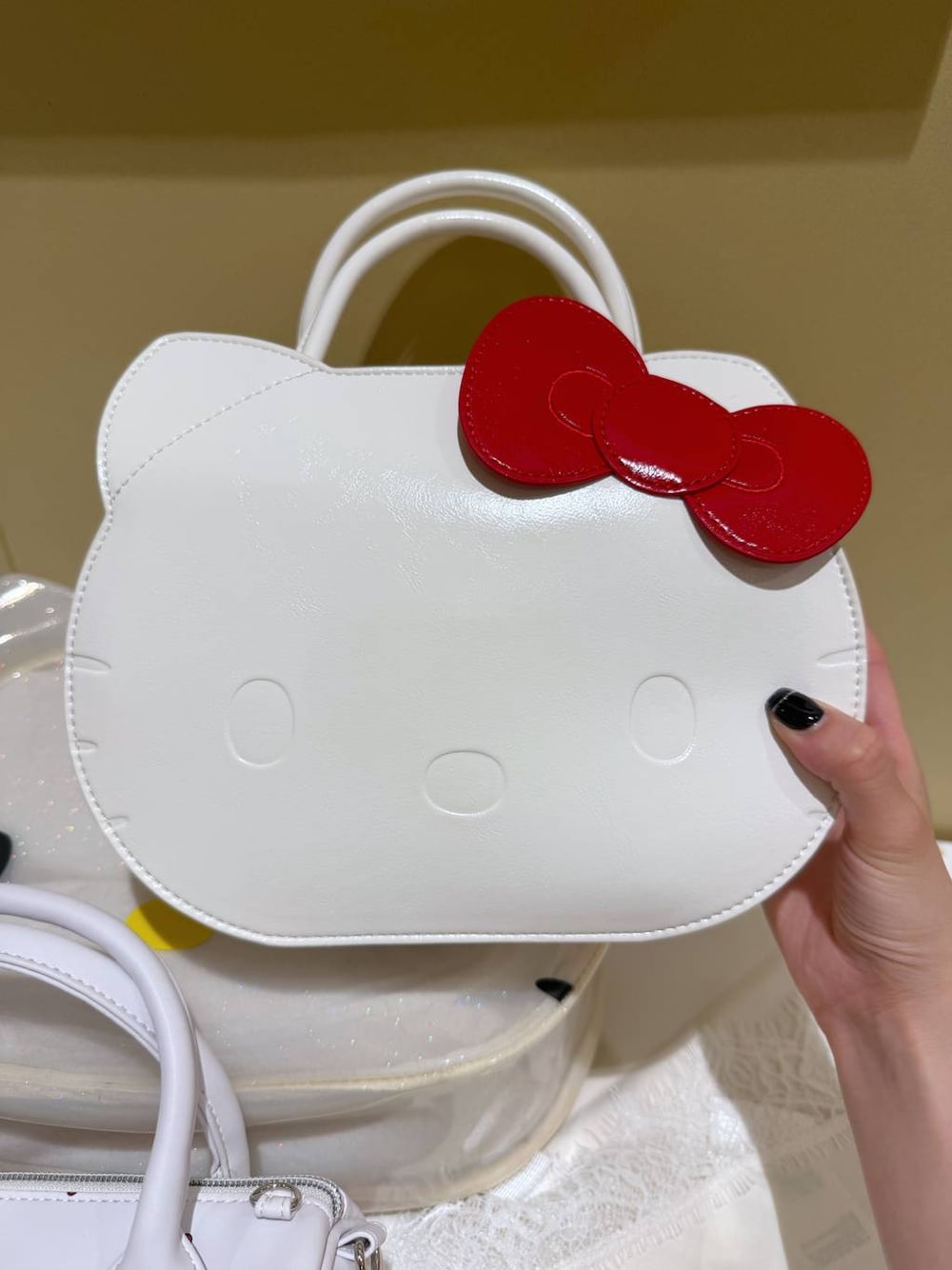 ホワイト系のハンドバッグを着用したレディースの夏コーディネートの1枚目の写真