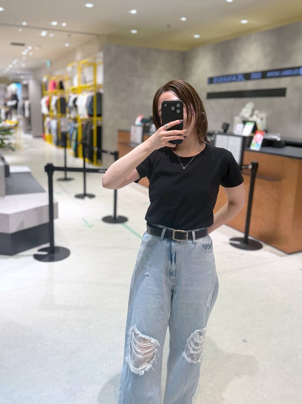 ブルー系のデニムパンツ、ブラック系のTシャツ/カットソーを着用したレディースの夏コーディネートの1枚目の写真