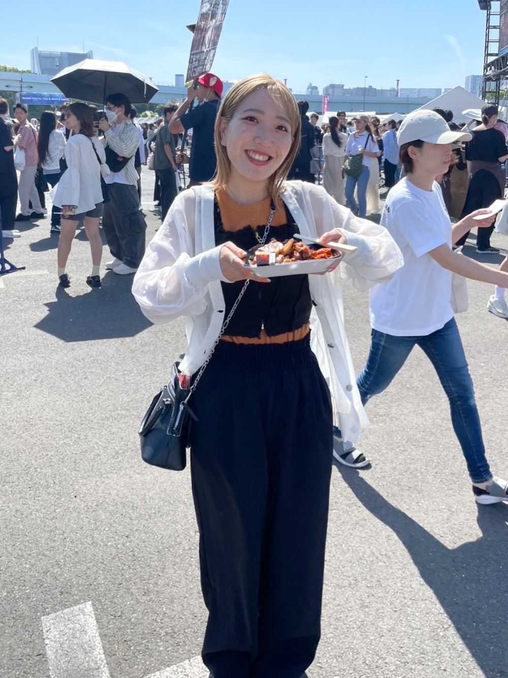 「お出かけコーデ、夏コーデ、オトナカジュアル、オトナ女子、大人コーデ、春夏コーデ、モノトーンコーデ、休日スタイル、低身長コーデ、アパレルスタッフ、ゆるコーデ、カーディガン、ワイドパンツ、ミニバッグ」｜「MOUSSYのFRINGE DENIM ビスチェ（ベスト、ブラック系）」を使った、manaさん（レディース・153cm）の春コーディネートの1枚目の写真
