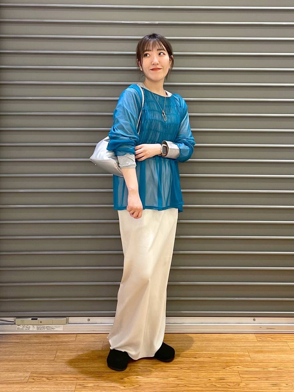 シルバー系のショルダーバッグ、ブルー系のシャツ/ブラウス、ホワイト系のスカートを着用したレディースの春コーディネートの1枚目の写真