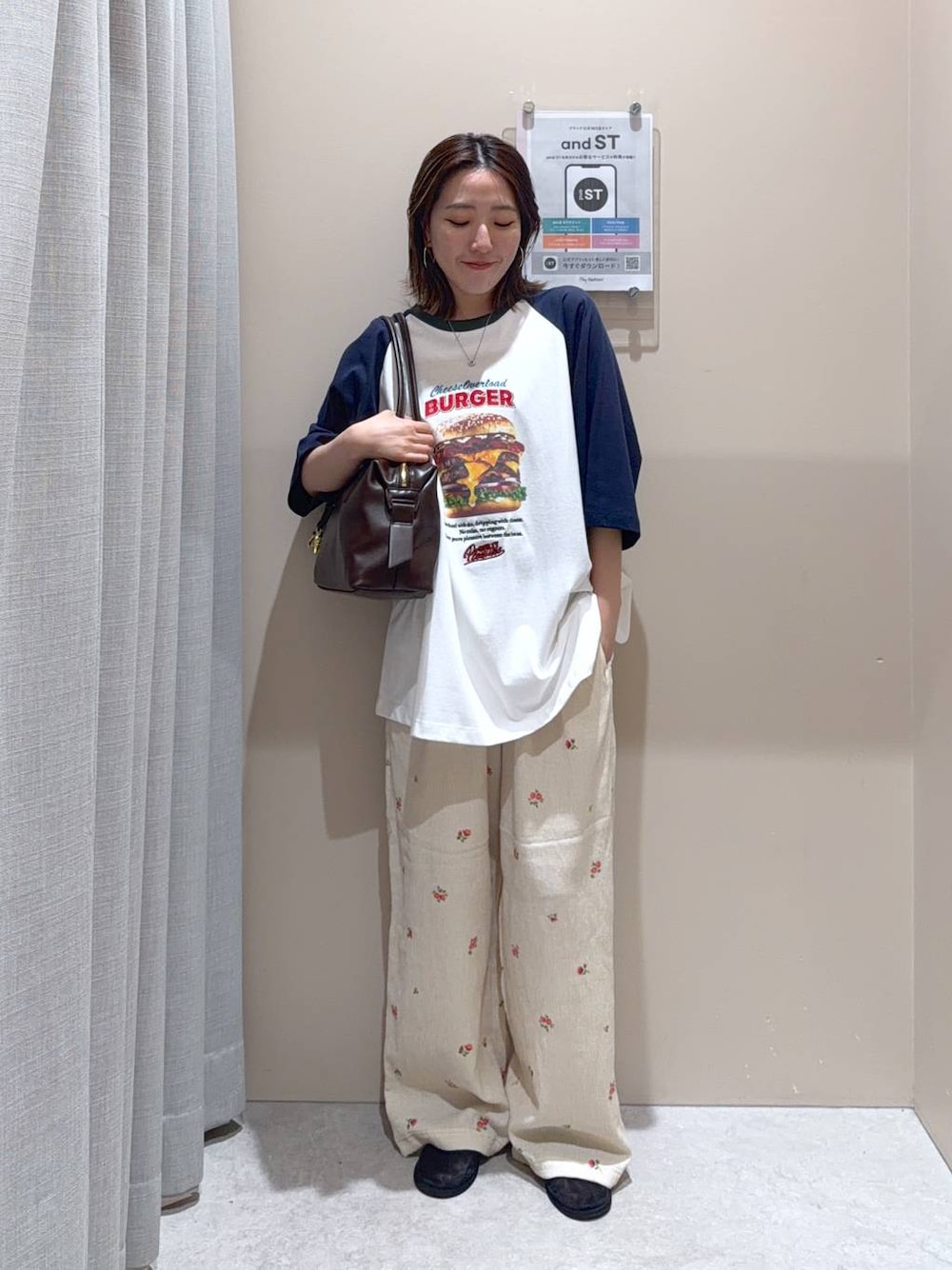 ブラウン系のボストンバッグ、ベージュ系のその他パンツ、ブルー系のTシャツ/カットソーを着用したレディースの夏コーディネートの1枚目の写真