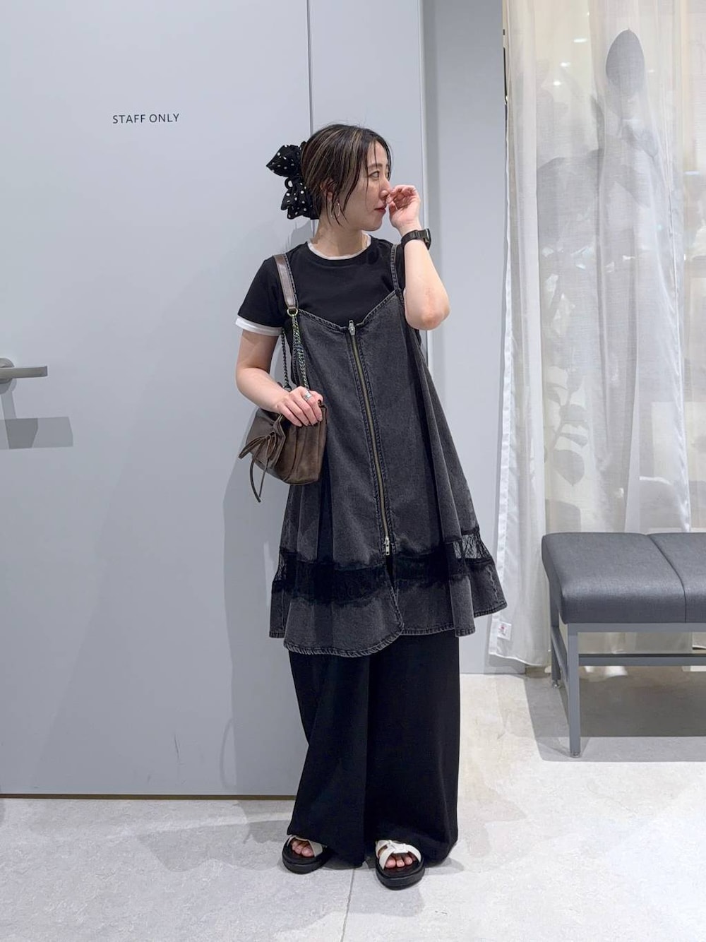 ブラウン系のショルダーバッグ、ブラック系のその他パンツ、ホワイト系のサンダルを着用したレディースの春コーディネートの1枚目の写真