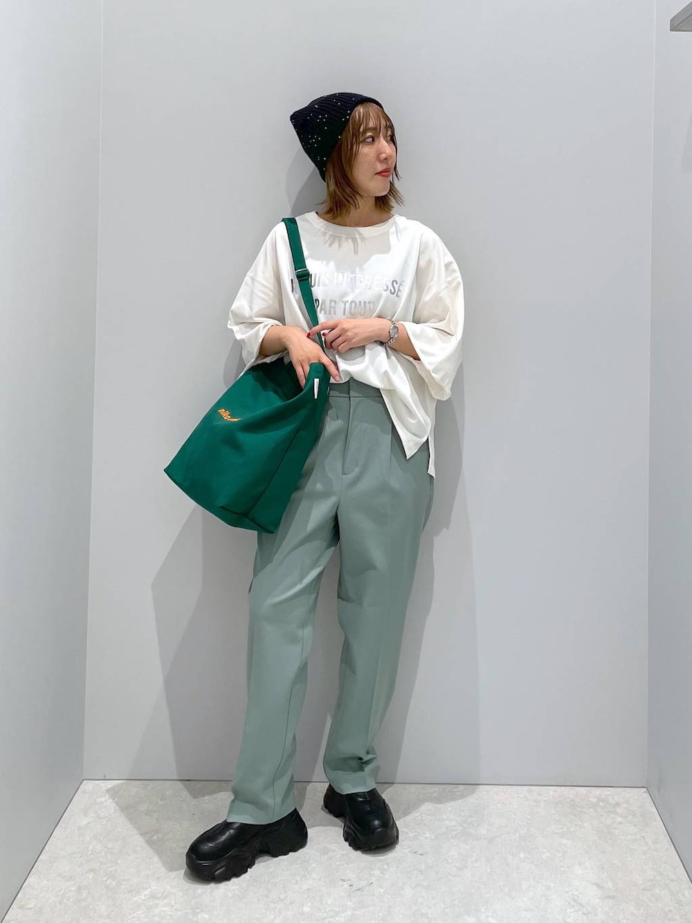「ベーシック/シンプル、体型カバー、低身長、カジュアル、高見え、ゆったり、LEPSIM」｜「GLOBAL WORKのウツクシルエットプレミアムスリムストレート/115389（その他パンツ、グリーン系）」を使った、manaさん（レディース・153cm）の秋コーディネートの1枚目の写真