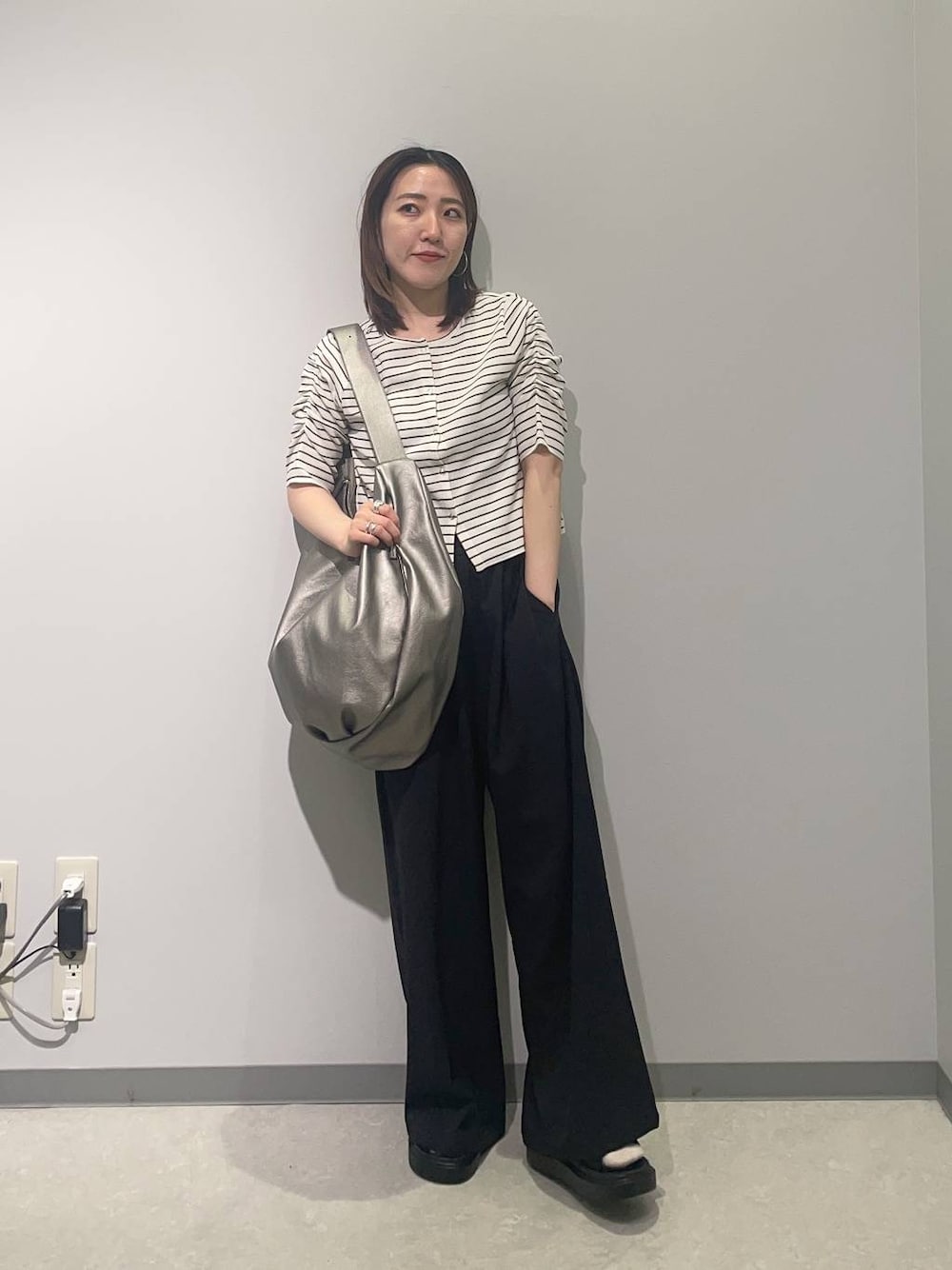 ブラック系のその他パンツ、ブラック系のサンダル、シルバー系のショルダーバッグを着用したレディースの春コーディネートの1枚目の写真