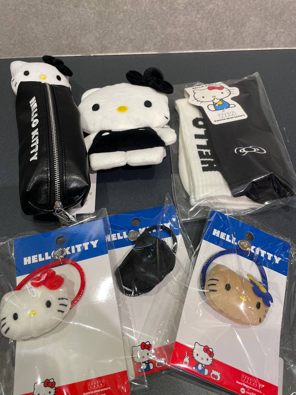 ブラック系のエコバッグ/サブバッグ、ブラック系のステーショナリー、ブラック系のヘアゴムを着用したレディースの冬コーディネートの1枚目の写真