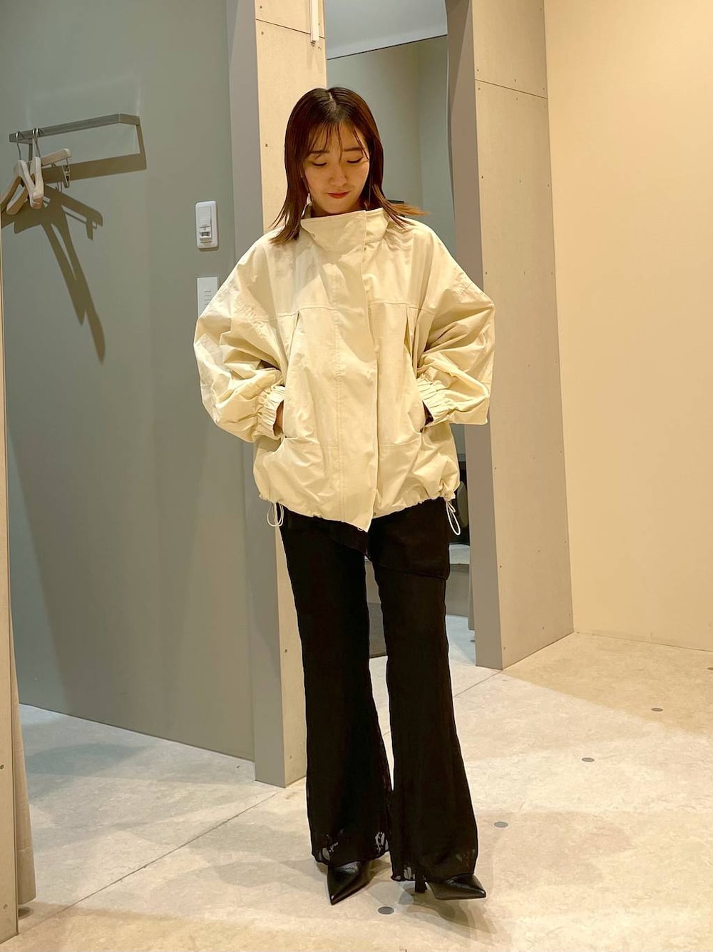 「低身長、カジュアル、ベーシック/シンプル、体型カバー、高見え、ゆったり、LEPSIM」｜「JEANASISのTラインポインテッドパンプス/288158（パンプス、ブラック系）」を使った、manaさん（レディース・153cm）の春コーディネートの1枚目の写真