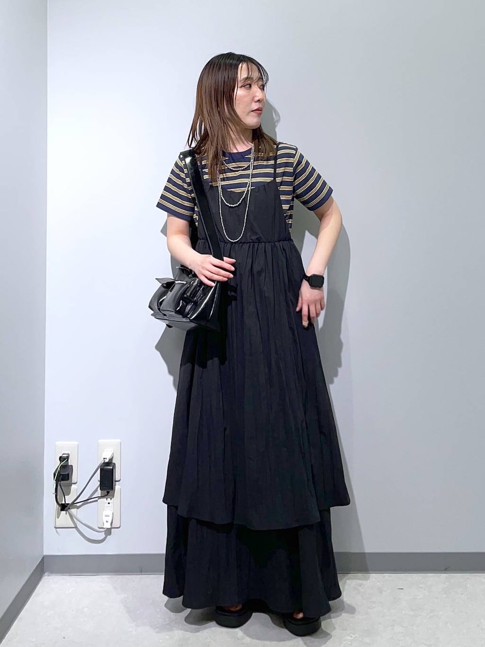 「低身長、カジュアル、ベーシック/シンプル、高見え、ゆったり、モノトーン、シンプルコーデ、大人カジュアル、きれいめカジュアル」｜「GLOBAL WORKのダブルポケットPUショルダー/248395（ショルダーバッグ、ブラック系）」を使った、manaさん（レディース・153cm）の春コーディネートの1枚目の写真