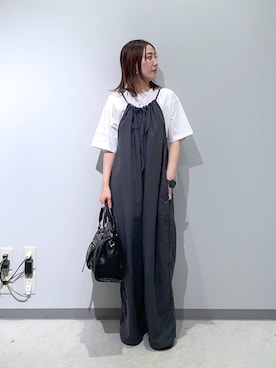 「niko and...（ニコアンド）のモンスターギャザーサロペット（サロペット/オーバーオール、グレー系）」を使った、manaさん（レディース・153cm）の春コーディネート
