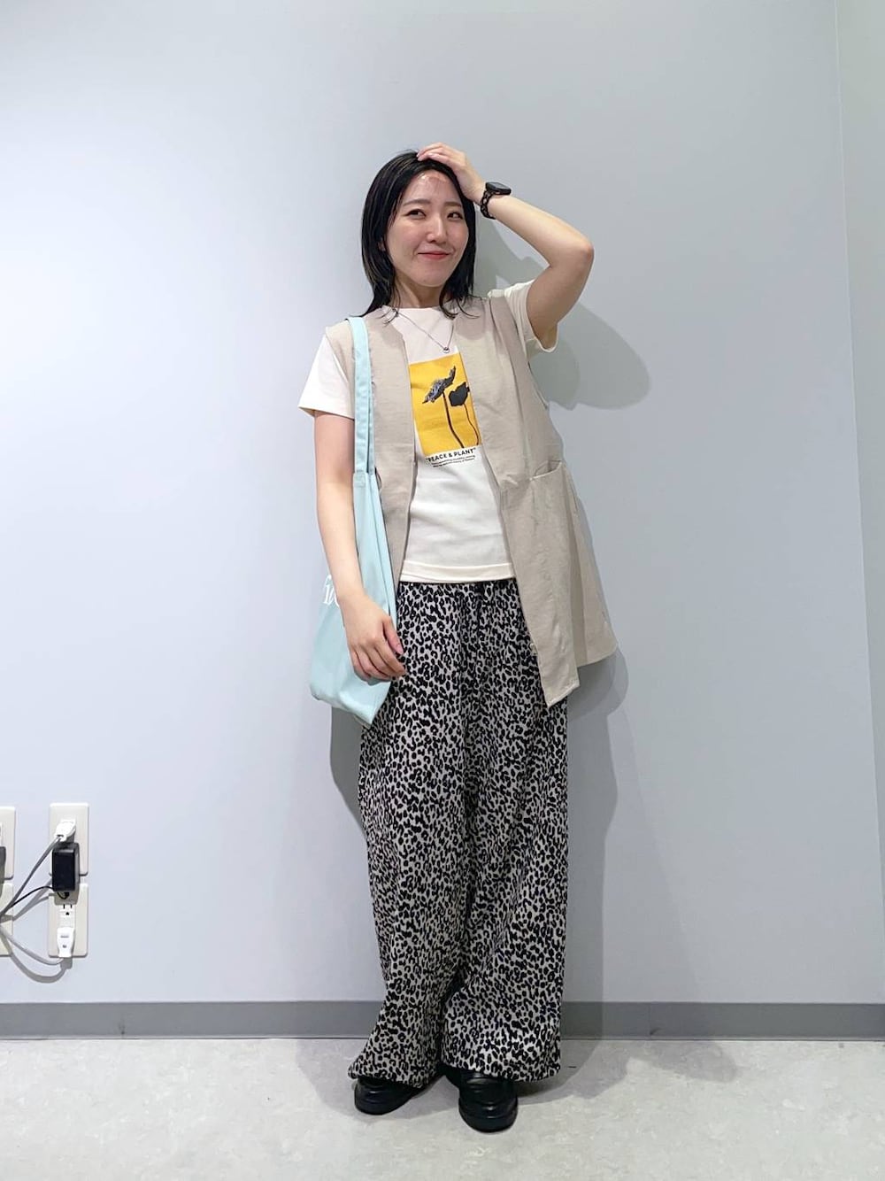 ベージュ系のその他アウター、ホワイト系のその他パンツ、ホワイト系のTシャツ/カットソーを着用したレディースの春コーディネートの1枚目の写真