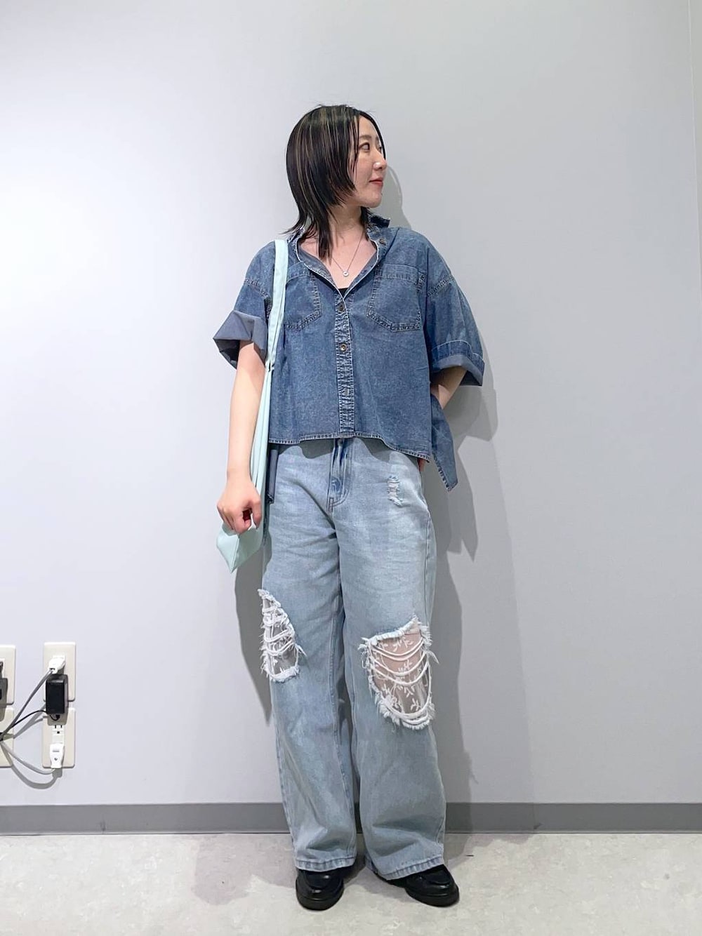 ブルー系のデニムパンツ、ブルー系のシャツ/ブラウスを着用したレディースの春コーディネートの1枚目の写真