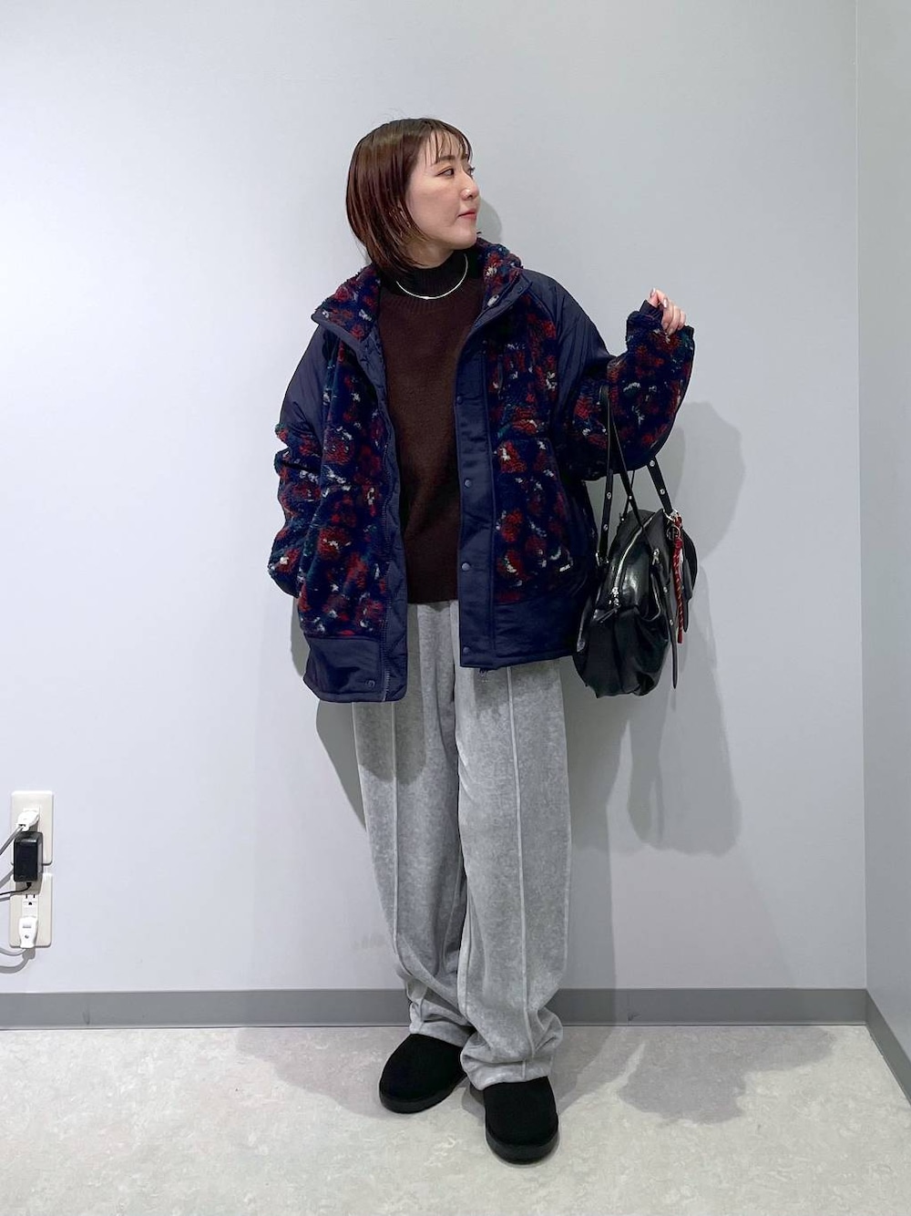 ブルー系のその他アウター、グレー系のその他パンツ、ブラウン系のニット/セーターを着用したレディースの冬コーディネートの1枚目の写真