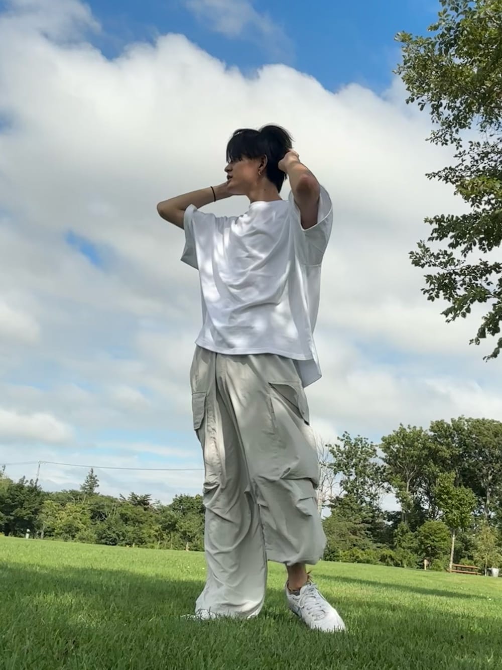 「夏コーデ、夏、夏だ！Tシャツ着よう！、YACA、ビックシルエット、ビックT、ナイロンパンツ、ナイロンカーゴ」｜「YACAのアイテム（Tシャツ/カットソー、ホワイト系）」を使った、keigoさん（メンズ・176cm）の夏コーディネートの1枚目の写真