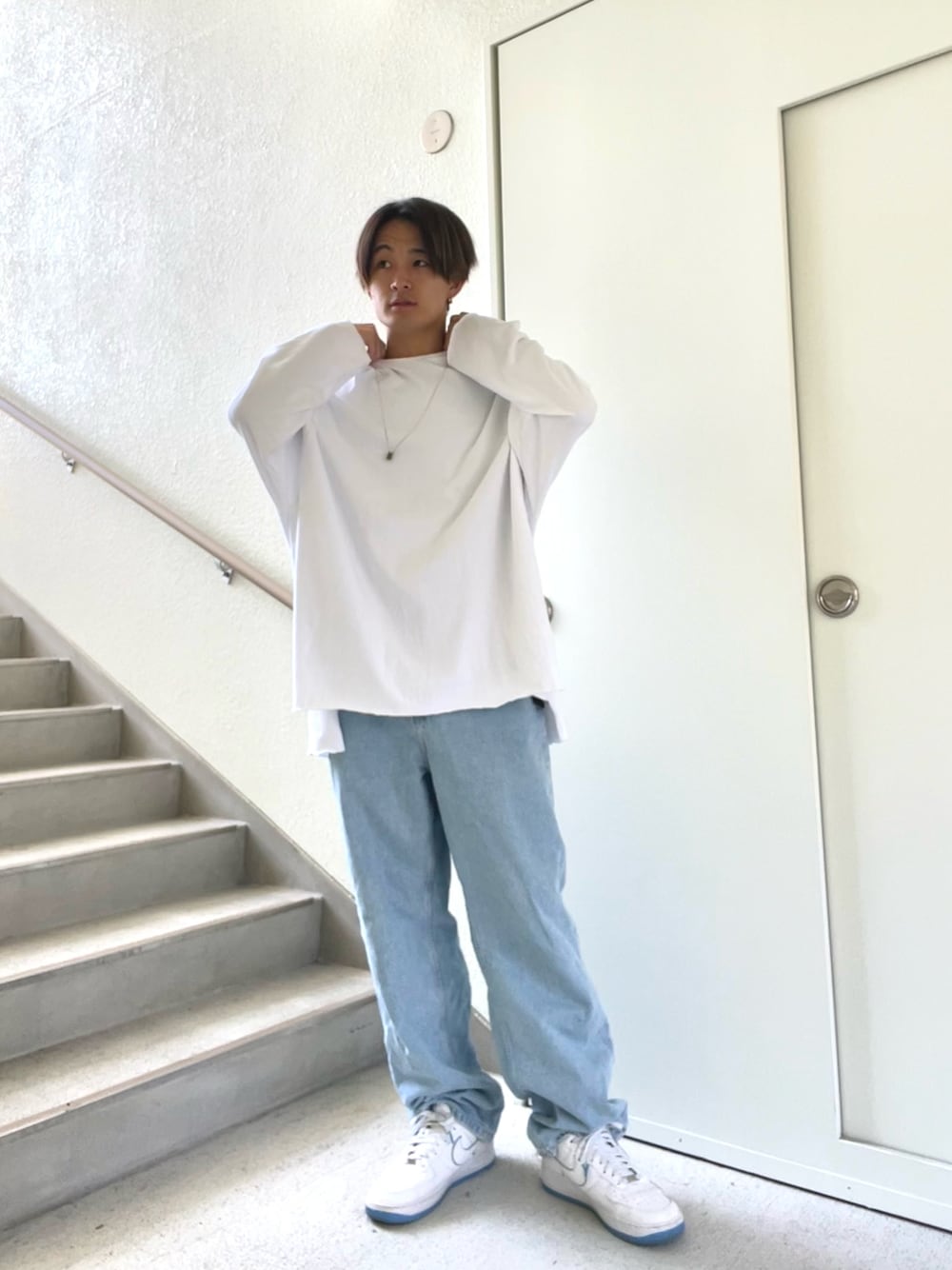 「ロンT、デニムパンツ、YACA、春夏コーデ、ZARA、NIKE、AIR FORCE 1、オーバーサイズ、ビックシルエット」｜「YACAのcutoff over size long t-shirt/カットオフオーバーサイズロングTシャツ（Tシャツ/カットソー、ホワイト系）」を使った、keigoさん（メンズ・175cm）の春コーディネートの1枚目の写真