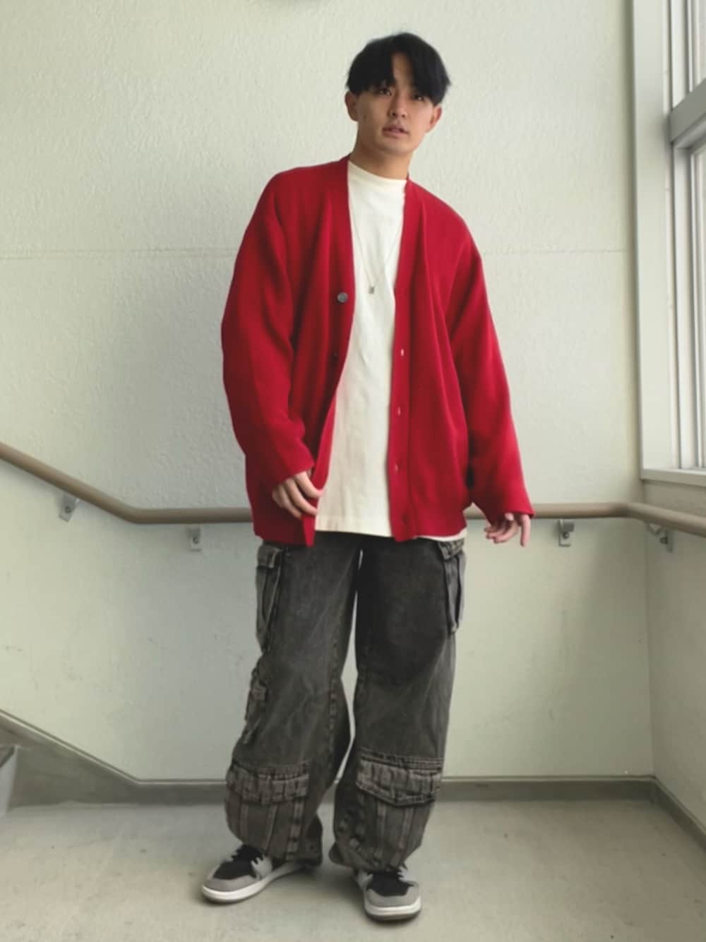 「赤、カーディガン、赤カーディガン、デニム、カーゴデニム、ZARA、adrer、ESSENTIALS」｜「FOG ESSENTIALSの＜FEAR OF GOD ESSENTIALS＞ ロングスリーブ Tシャツ コア（Tシャツ/カットソー、ベージュ系）」を使った、keigoさん（メンズ・175cm）の冬コーディネートの1枚目の写真