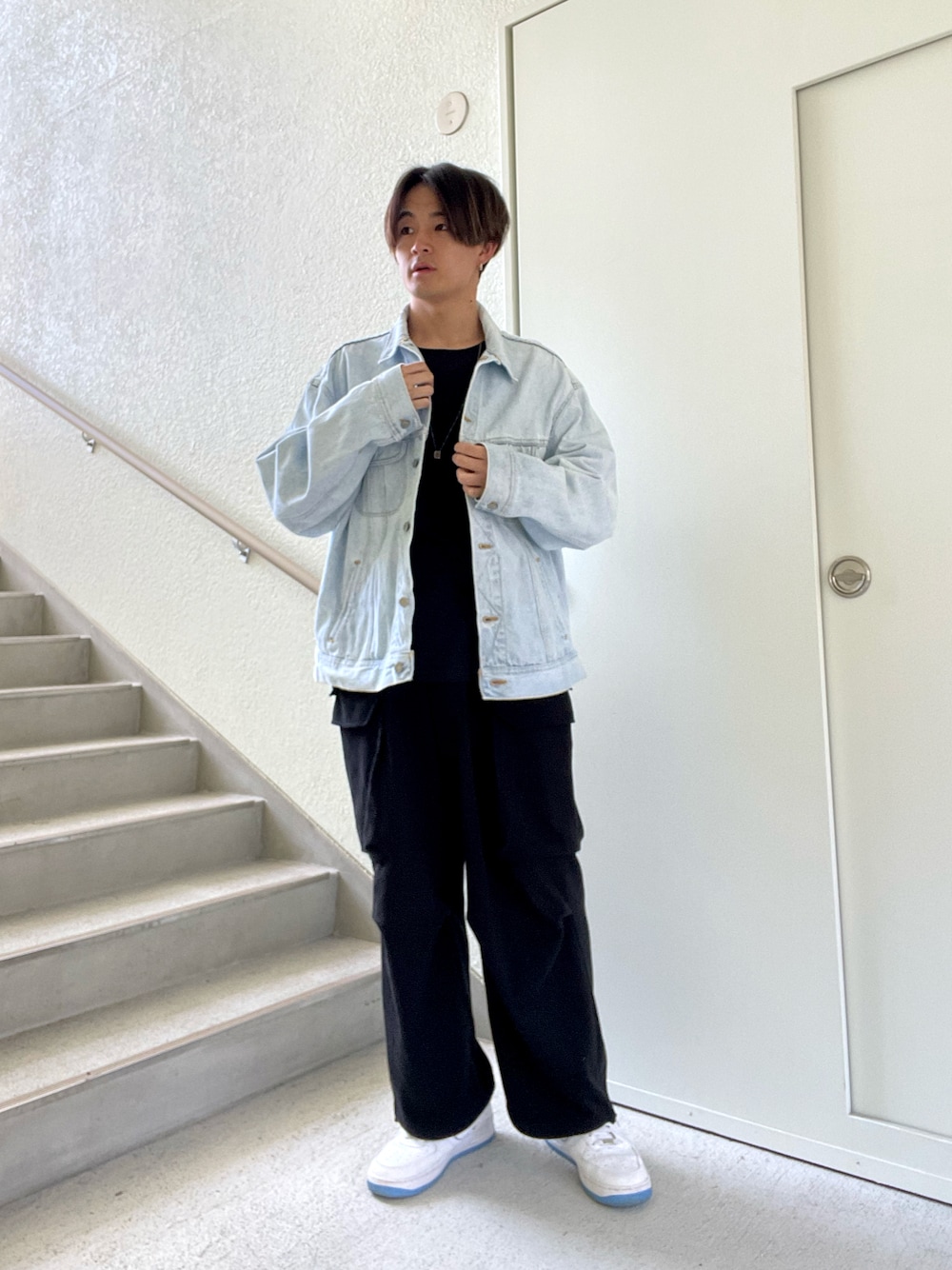 「LEE、デニムジャケット、YACA、古着MIX、古着、古着好きな人と繋がりたい」｜「Alfred Alexのボックスシルエットレイヤードサイドスリットタンクトップ（タンクトップ、ブラック系）」を使った、keigoさん（メンズ・175cm）の春コーディネートの1枚目の写真