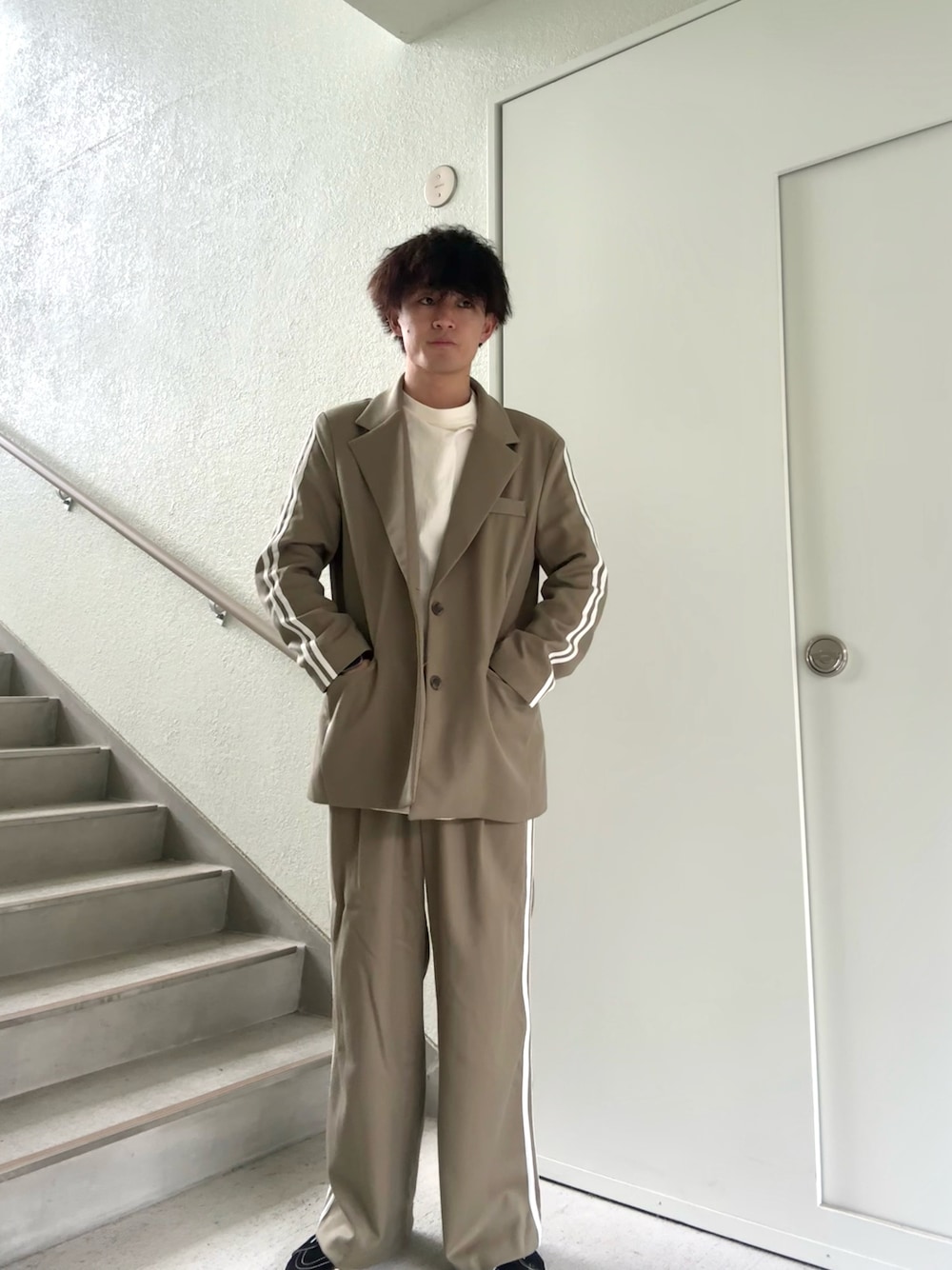 「YACA、ESSENTIALS、ジャケットスタイル、テーラードジャケット、セットアップ、セットアップスタイル」｜「FOG ESSENTIALSの＜FEAR OF GOD ESSENTIALS＞ ロングスリーブ Tシャツ コア（Tシャツ/カットソー、ベージュ系）」を使った、keigoさん（メンズ・176cm）の秋コーディネートの1枚目の写真
