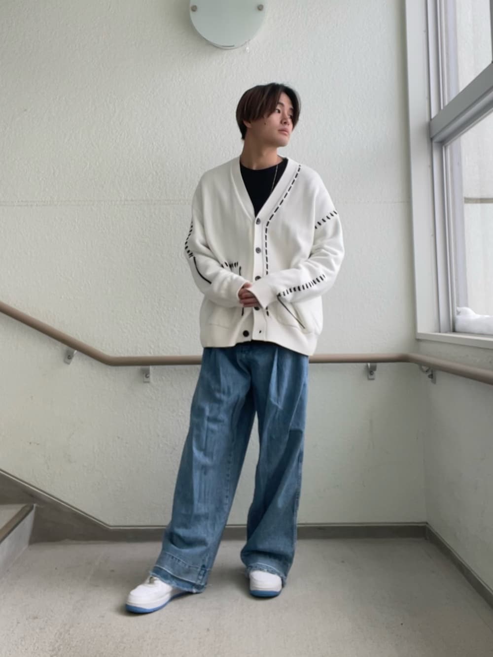 「ZARA、ZARAコーデ、カーディガン、白カーディガン、バギーパンツ、デニム、AIR FORCE 1」｜「ZARAのアイテム（カーディガン/ボレロ、ホワイト系）」を使った、keigoさん（メンズ・175cm）の冬コーディネートの1枚目の写真
