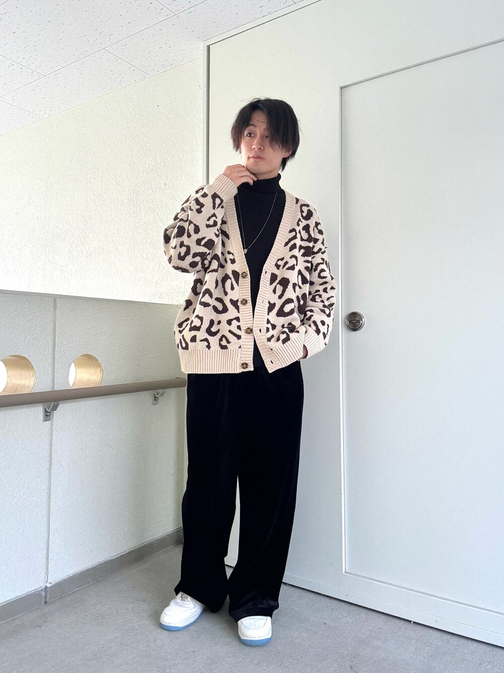 「タートルネック、タートルネックニット、カーディガン、レオパード、MONO-MART、whiteland、ZARA、NIKE」｜「MONO-MARTのウォッシャブルミラノリブルーズハイネックニット（ニット/セーター、ブラック系）」を使った、keigoさん（メンズ・176cm）の冬コーディネートの1枚目の写真