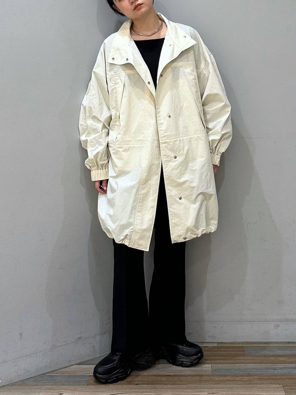 ブラック系のTシャツ/カットソー、ホワイト系のブルゾン、ブラック系のスニーカーを着用したレディースの冬コーディネートの1枚目の写真